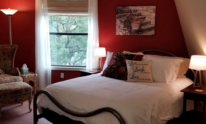 Dripping Springs House | Hill Top Views! - Guest Barn with 3 beds in beautiful Dripping Springs