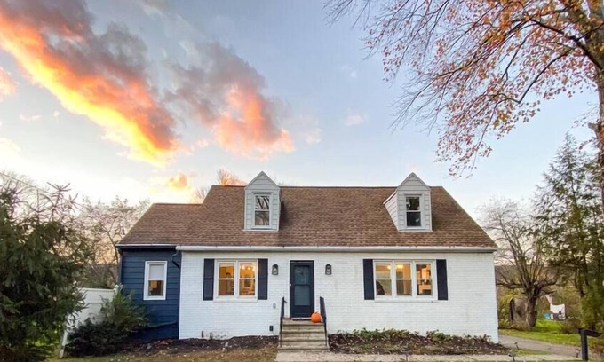 Hurley House | Hillcrest Cottage - Sunny & Stylish near Kingston