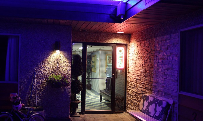 Swan Hills Hotel | Hillcrest Motel