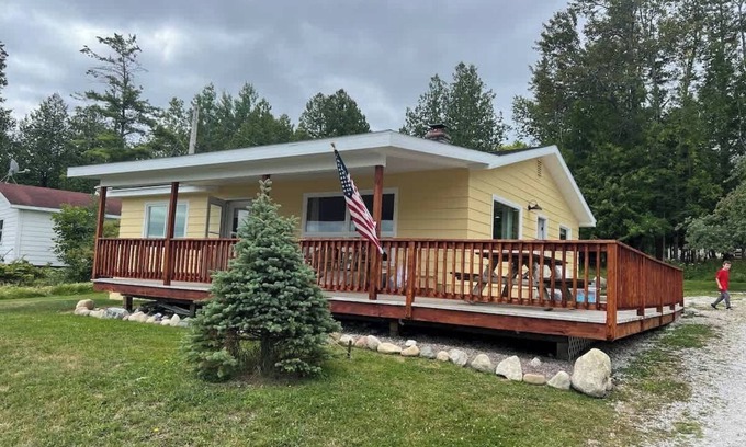 Cedarville House | 'Hillside' Cottage on the lake