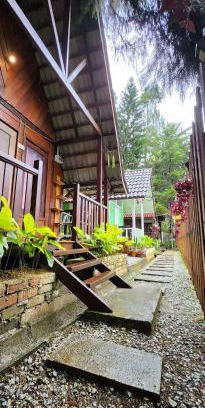 Tanah Rata Cabin | Hillside cottage tulip room with loteng