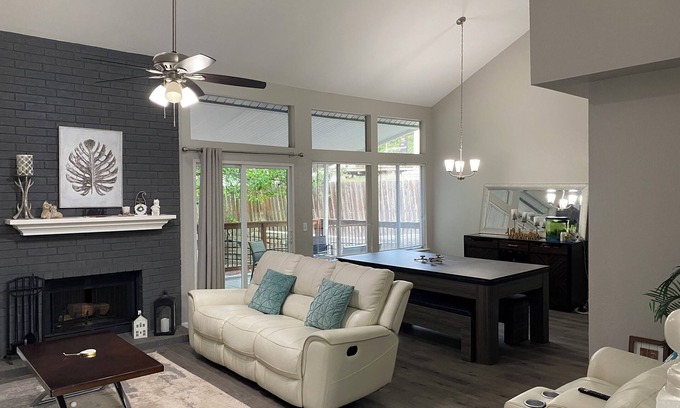 North San Antonio - SAT House | Hillside Family Home! Close to Everything! Pet Friendly/child friendly!