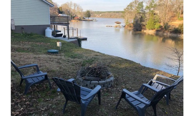 Ridgeway Apartment | Hillside Haven on Lake Wateree- Entire House