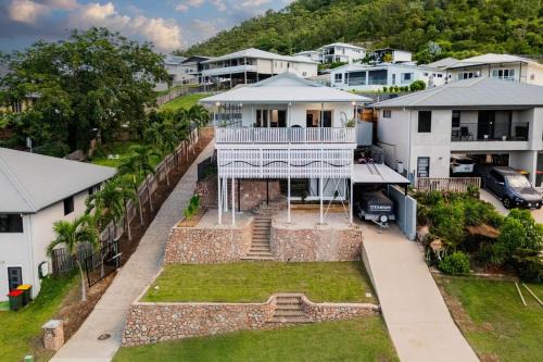 Mount Louisa Apartment | Hillside Haven - Tranquil Mount Louisa Escape