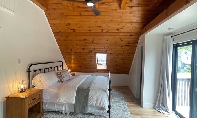 Port Stanley Cottage | Hillside Hideaway in the Heart of Port Stanley