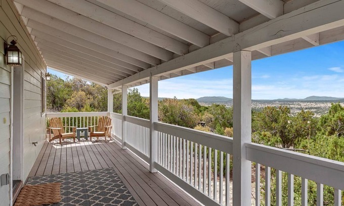 Williams House | Hillside Hideaway