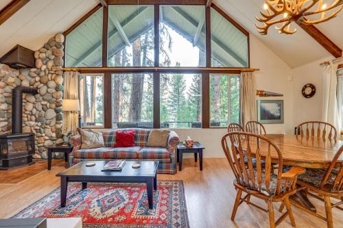 Garden Valley House | Hillside Hideaway Warm and Cozy Terrace Lakes Cabin