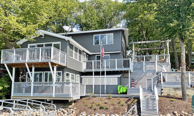 South Haven House | Hillside Retreat on Lake Sylvia