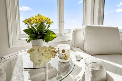 Milford House | Hillside's Setting Sun Waterfront Retreat