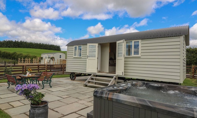 Rhayader Apartment | Hillside View Shepherds Hut Sleeps 2