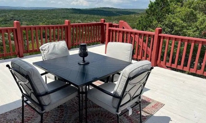 Oatmeal House | Hilltop/2Kingbeds/Wi-Fi/Sleeps7/Jacuzzi/TerraceDine/Entire2br2baHome/4acres/Pets