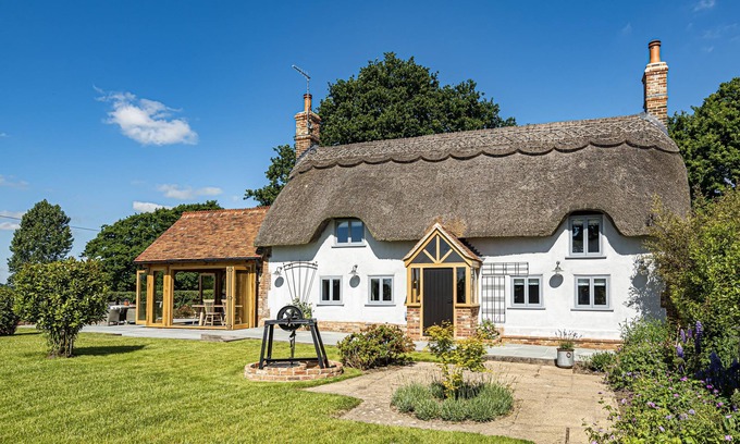 Wimborne Cottage | Hilltop Cottage - a thatched cottage that sleeps up to 4 guests in 2 bedrooms