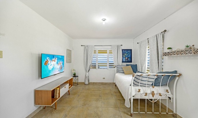 Florencio Ski Chalet | Hilltop Getaway with Huge Terrace