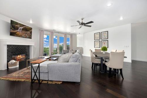 Fayetteville House | Hilltop Haven-5 Min to DT & UofA-Modern