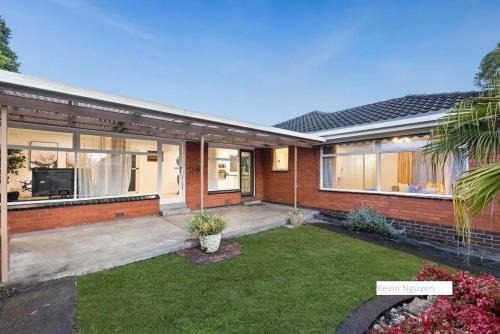 Ringwood North House | Hilltop Haven