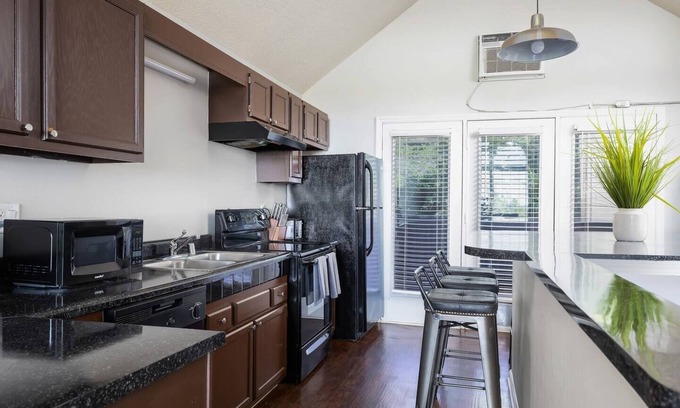 Redmont Park Condo | Hilltop Hideaway G- King Beds/Free Parking/2 Bath