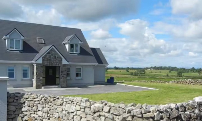 Milltown House | Hilltop House Tuam