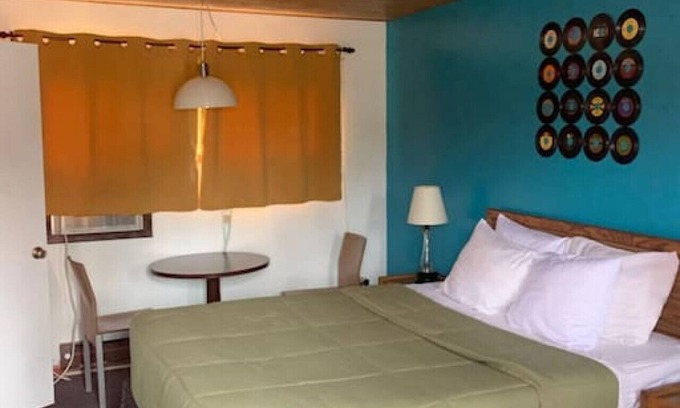 International Falls Cabin | Hilltop Lodge Standard Queen - Room 102