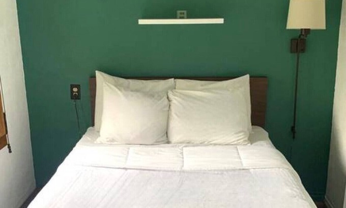 International Falls Cabin | Hilltop Lodge Standard Double - Room 109