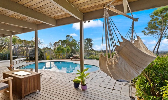 Stillwater House | Hilltop Retreat with BBQ, Sauna, Spa & Pool