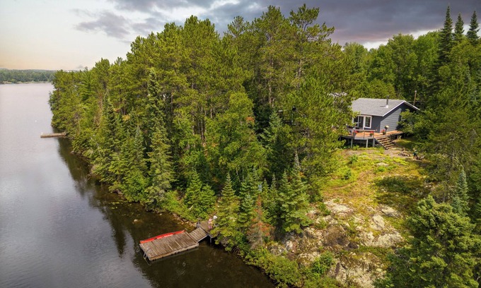 Kenora House | Hilly Hideaway Retreat~ lakefront cabin in Kenora