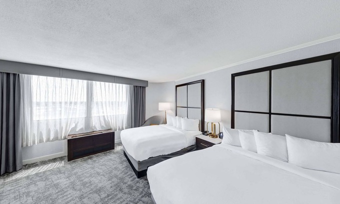 Oak Lawn Hotel | Hilton Chicago/Oak Lawn