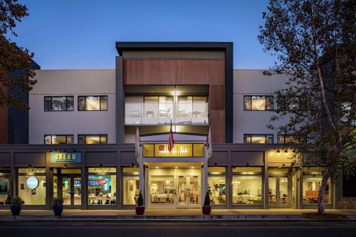 Downtown Hotel | Hilton Garden Inn Davis Downtown