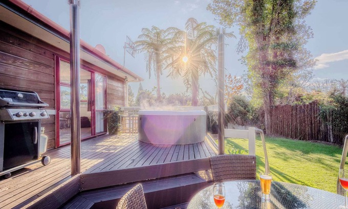 Lynmore House | Hilton Retreat | Lynmore Location with Spa Pool