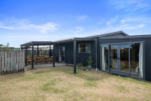 Himatangi Beach House | Himatangi Kiwi Bach - Himatangi Beach Holiday Home