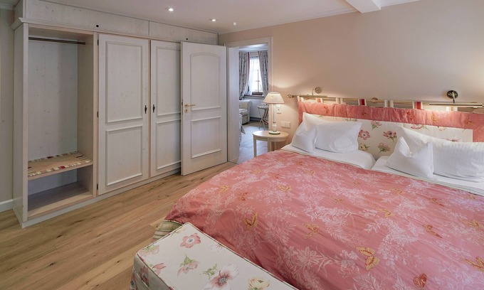 Erpfingen Apartment | Himmelberg suite, 42 sqm, bathroom with bathtub