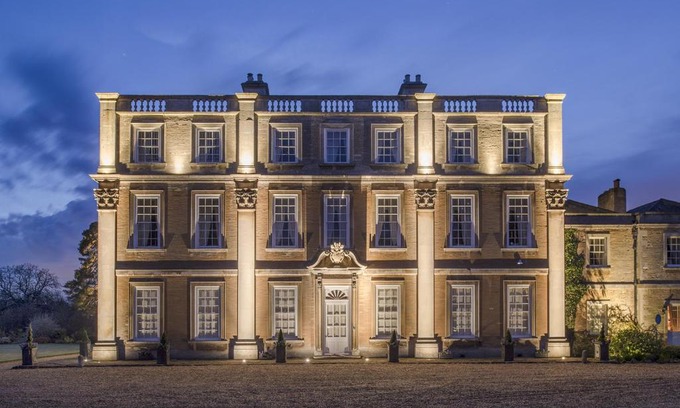 Wellingborough House | Hinwick House-Luxurious Country House & Estate