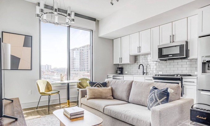 Civic Center Apartment | Hip Golden Triangle Studio w/ Gym & Pool near Capitol Hill, by Blueground