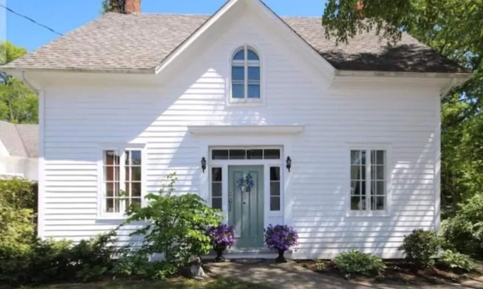 Delta House | Historic 1853 Kingsgate Lakehouse