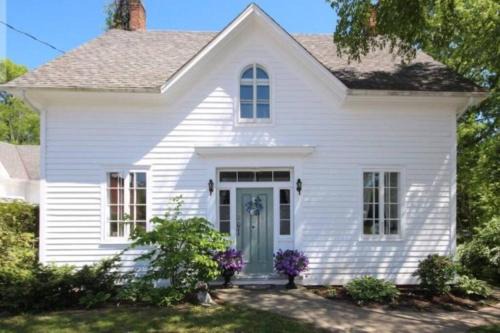 Delta House | Historic 1853 Kingsgate Lakehouse