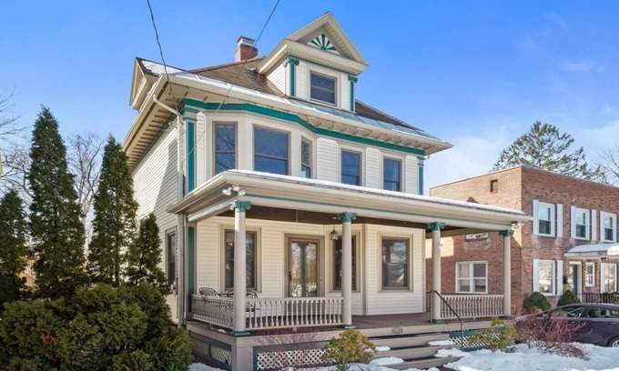 Niskayuna House | Historic 4 Bedroom Home in Upper Union