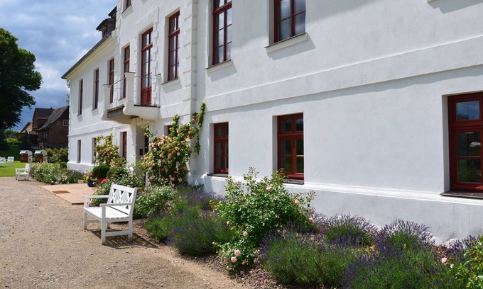 Satow Apartment | Historic Apartment in Gerdshagen with Garden