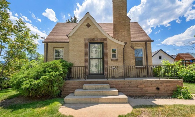 Golden House | Historic 'Brewmaster House' in Downtown Golden!