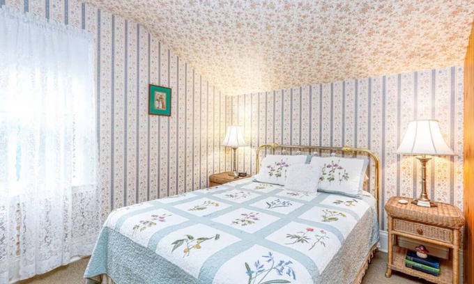 Galena Condo | Historic Briarstone Inn Queen Bedroom