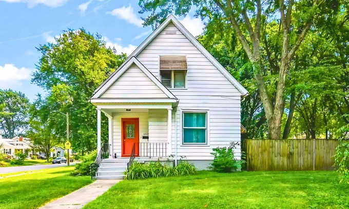 Springfield House | Historic Bungalow: For Groups & Families Sleeps 11