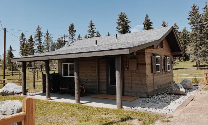 Divide House | Historic cabin with unobstructed mountain view