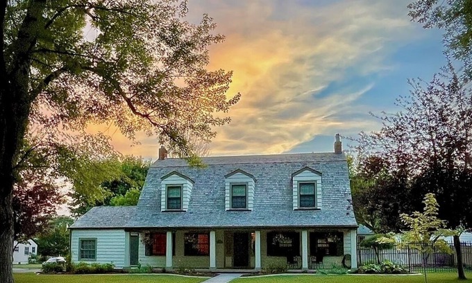 Billings House | Historic Cape Cod Downtown