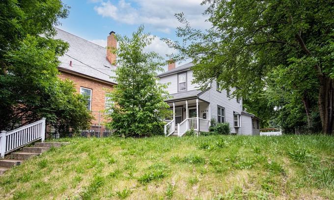 Old North Columbus Apartment | Historic Central OSU 3 BR 2 Bath King Bed Free parking
