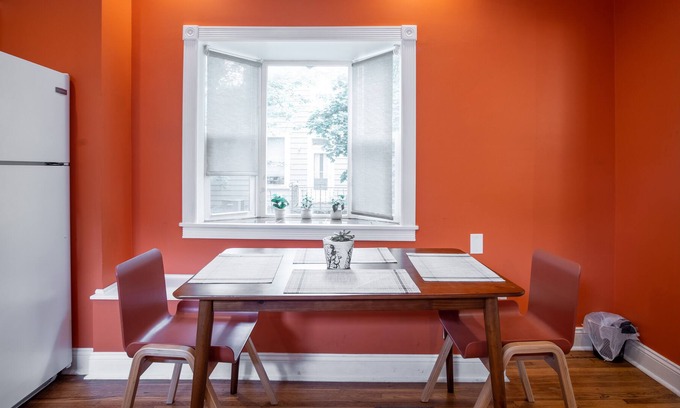 Old North Columbus Apartment | Historic Central OSU 3 BR 2 Bath King Bed Free parking