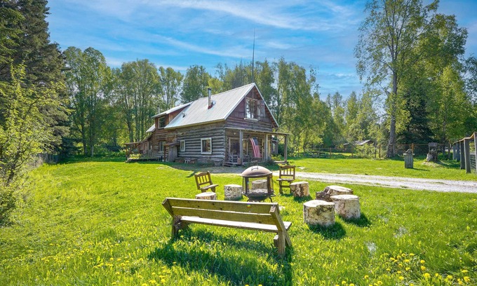 Hope Apartment | Historic Century-Old Cabin in Downtown Hope