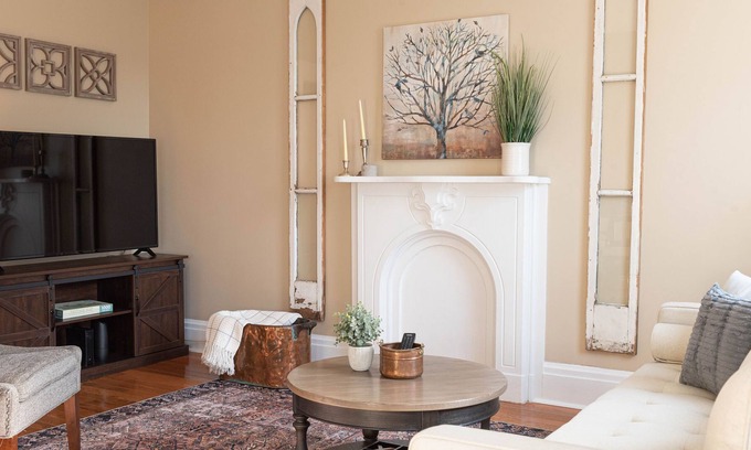 Kingston Apartment | Historic & Charming 1 Bd w/ Queen Suite - Walkable on Broadway