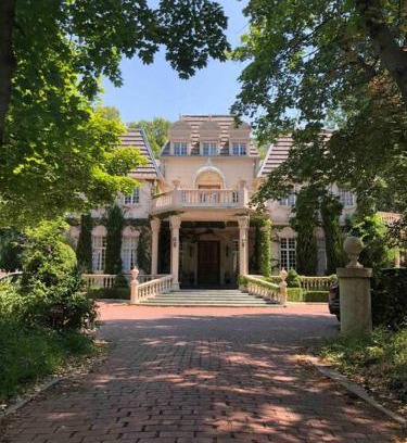 Sandy House | Historic Chateau at La Caille