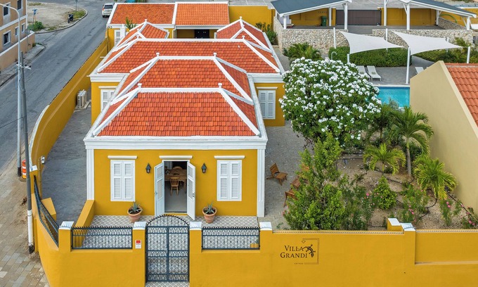 Koralengebied Villa | Historic City Villa - Pool, Garden & Authentic Charm in Willemstad