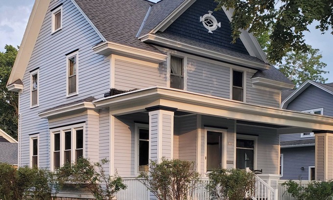 De Pere House | Historic Colonial in downtown De Pere, sleeps 9