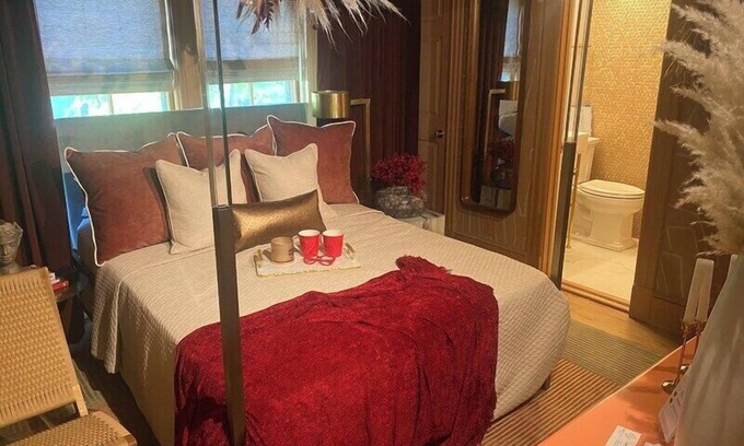 Lenox Bed & Breakfast | Historic Cornell Inn - Cozy Berkshires Retreat - Lenox, MA - Basic Queen