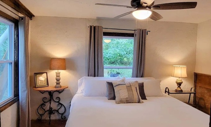 Nashville House | Historic Cottage-near Crater of Diamonds & Historic Washington State Park